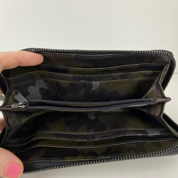 Timberland Women's Leather RFID Flap Wallet Clutch Organizer Olive Camo - Picture 3 of 5